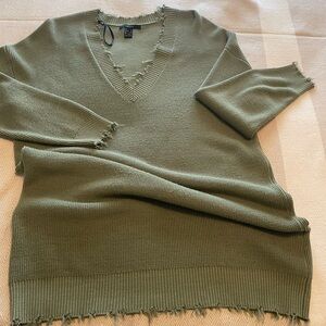 Cut-Edge Frayed V-Neck Sweater - Olive Green